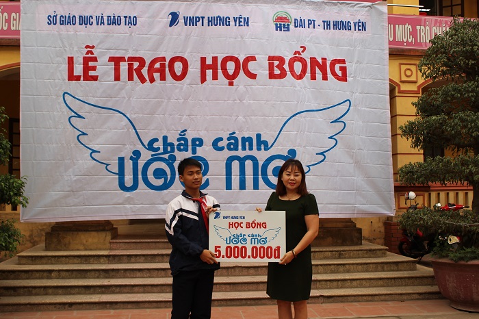 DÀNH 100 TRIỆU TẶNG HỌC BỔNG CHO HỌC SINH NGHÈO VƯỢT KHÓ