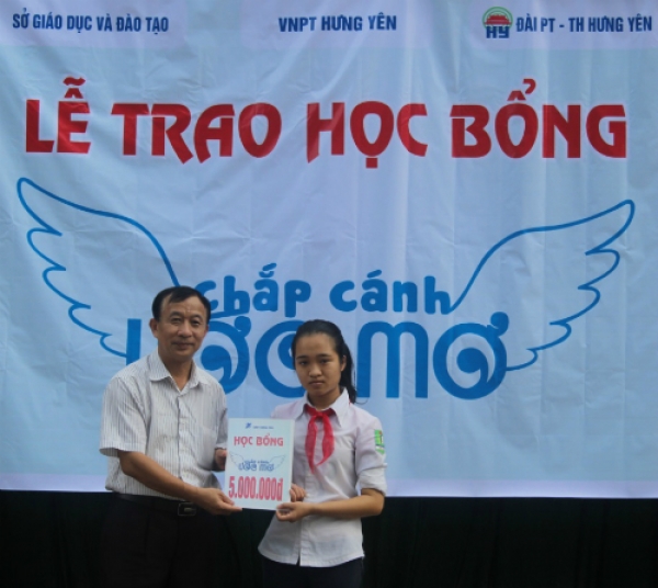 VNPT HƯNG YÊN TRAO TẶNG HỌC BỔNG 5 TRIỆU ĐỒNG CHO HỌC SINH NGHÈO VƯỢT KHÓ TẠI HUYỆN TIÊN LỮ