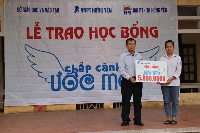 VNPT Hưng Yên tặng học bổng cho học sinh nghèo vượt khó