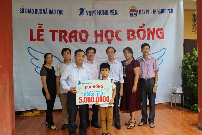 VNPT HƯNG YÊN TẶNG HỌC BỔNG 5 TRIỆU CHO HỌC SINH NGHÈO VƯỢT KHÓ 