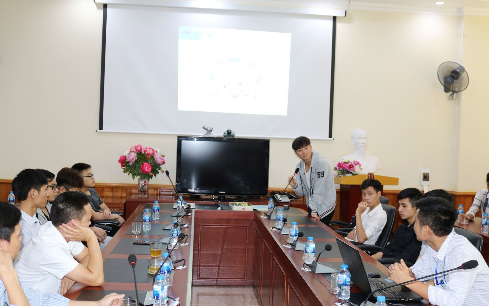 Trường ĐHSPKT Hưng Yên tổ chức lớp tham quan, hướng nghiệp tại VNPT Hưng Yên