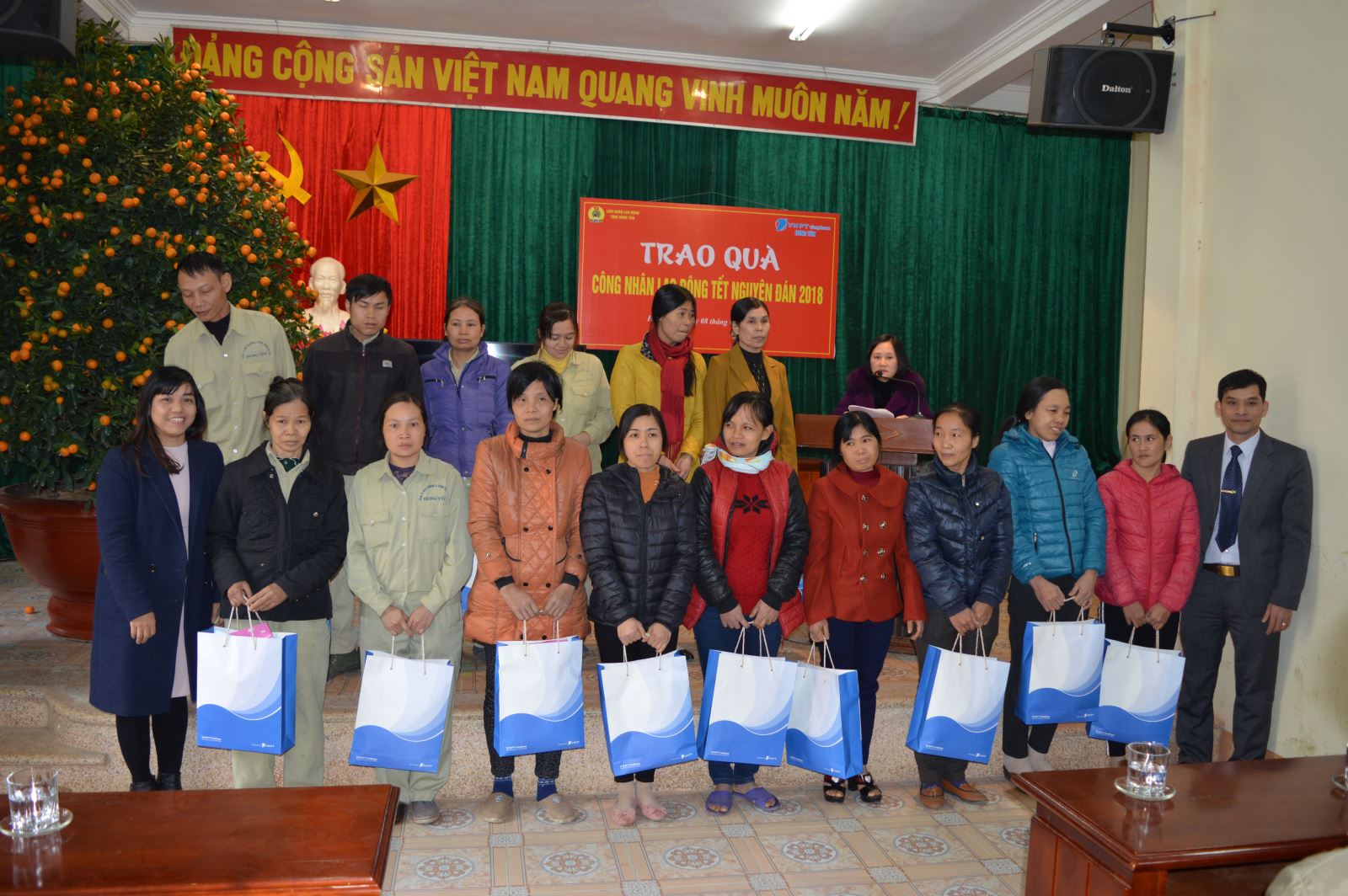 Tổ chức tặng quà “Tết sum vầy 2018” hỗ trợ người lao động đón Tết