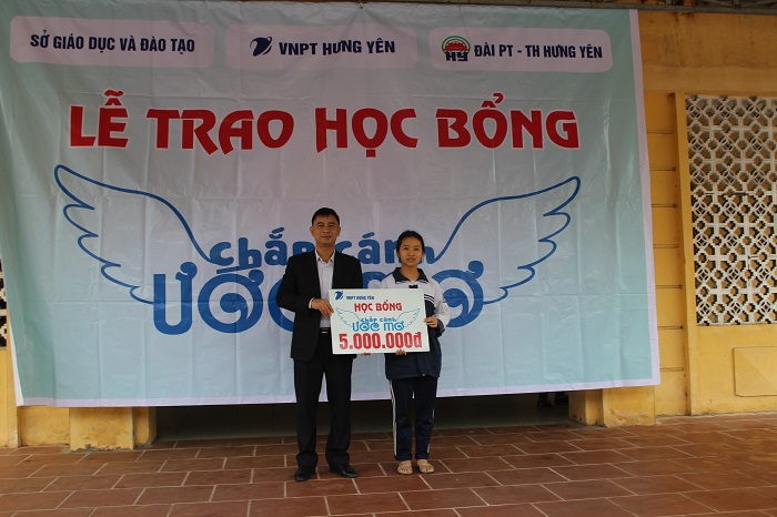 VNPT Hưng Yên tặng học bổng cho học sinh nghèo vượt khó