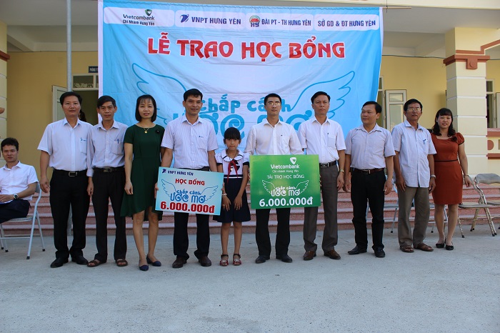 VNPT Hưng Yên tặng học bổng cho học sinh nghèo vượt khó